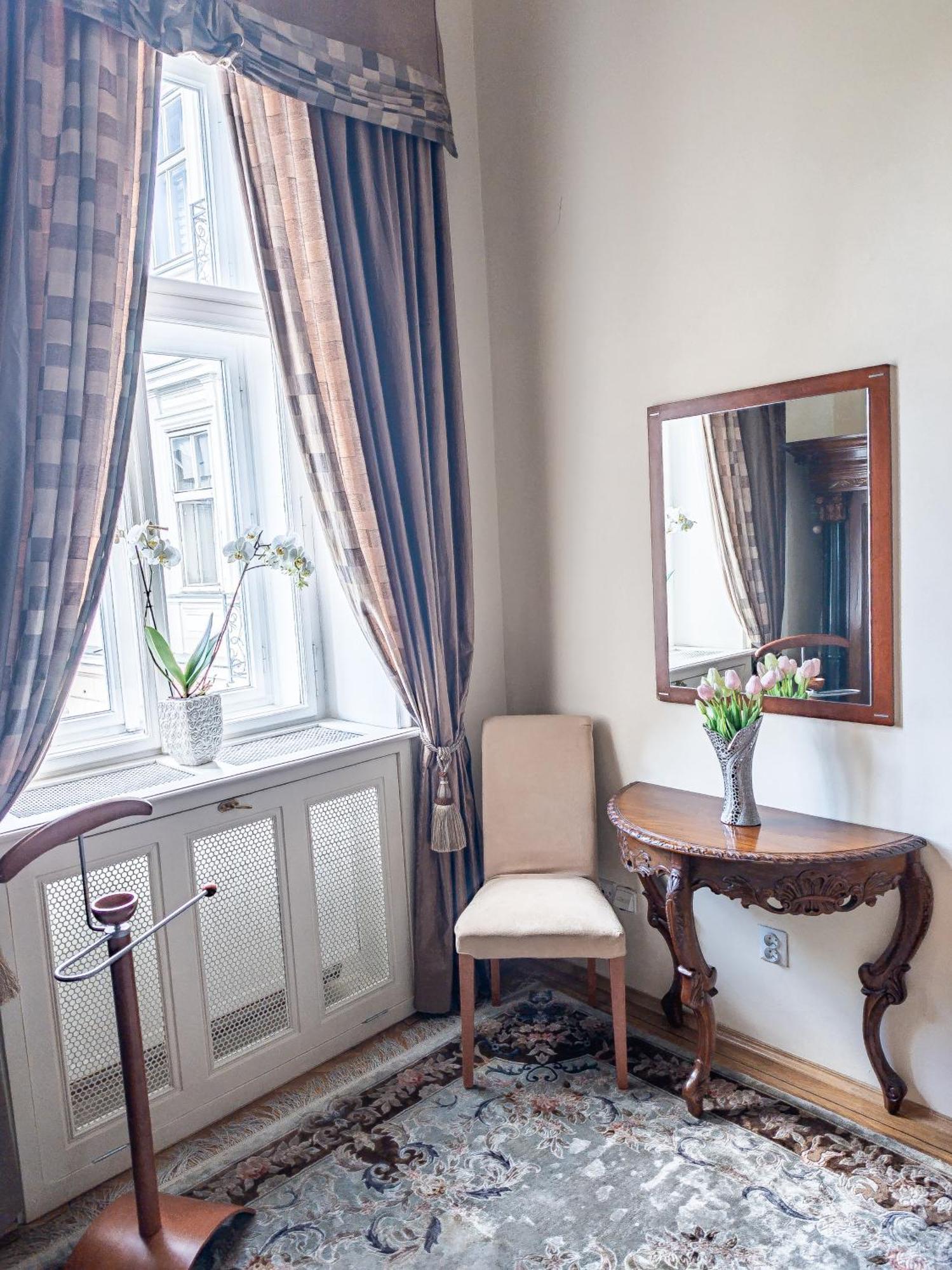 Two Bedroom Villa With Hot-Tub, Terrace And Garden, Wenceslas Square Praag Buitenkant foto