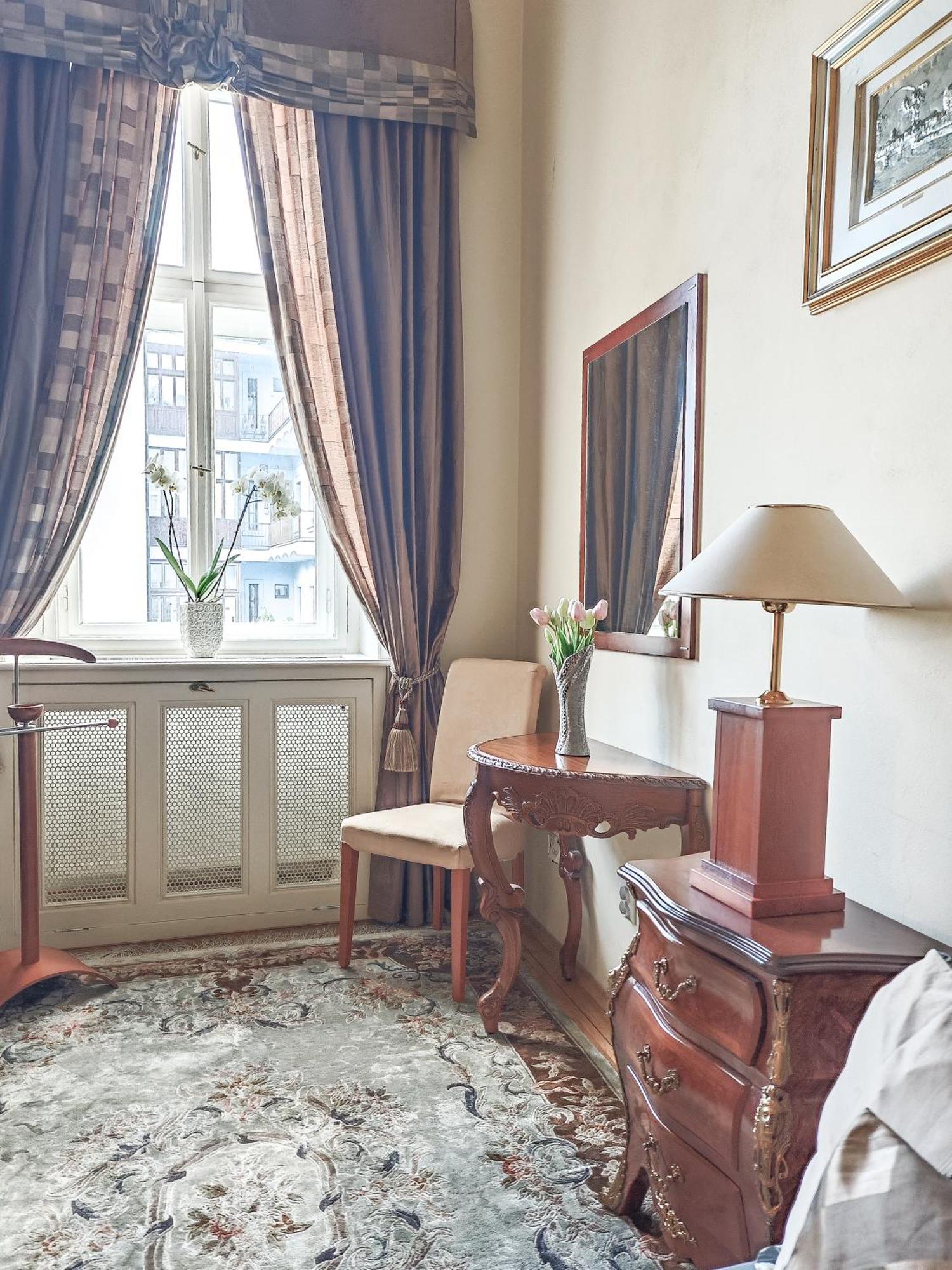 Two Bedroom Villa With Hot-Tub, Terrace And Garden, Wenceslas Square Praag Buitenkant foto