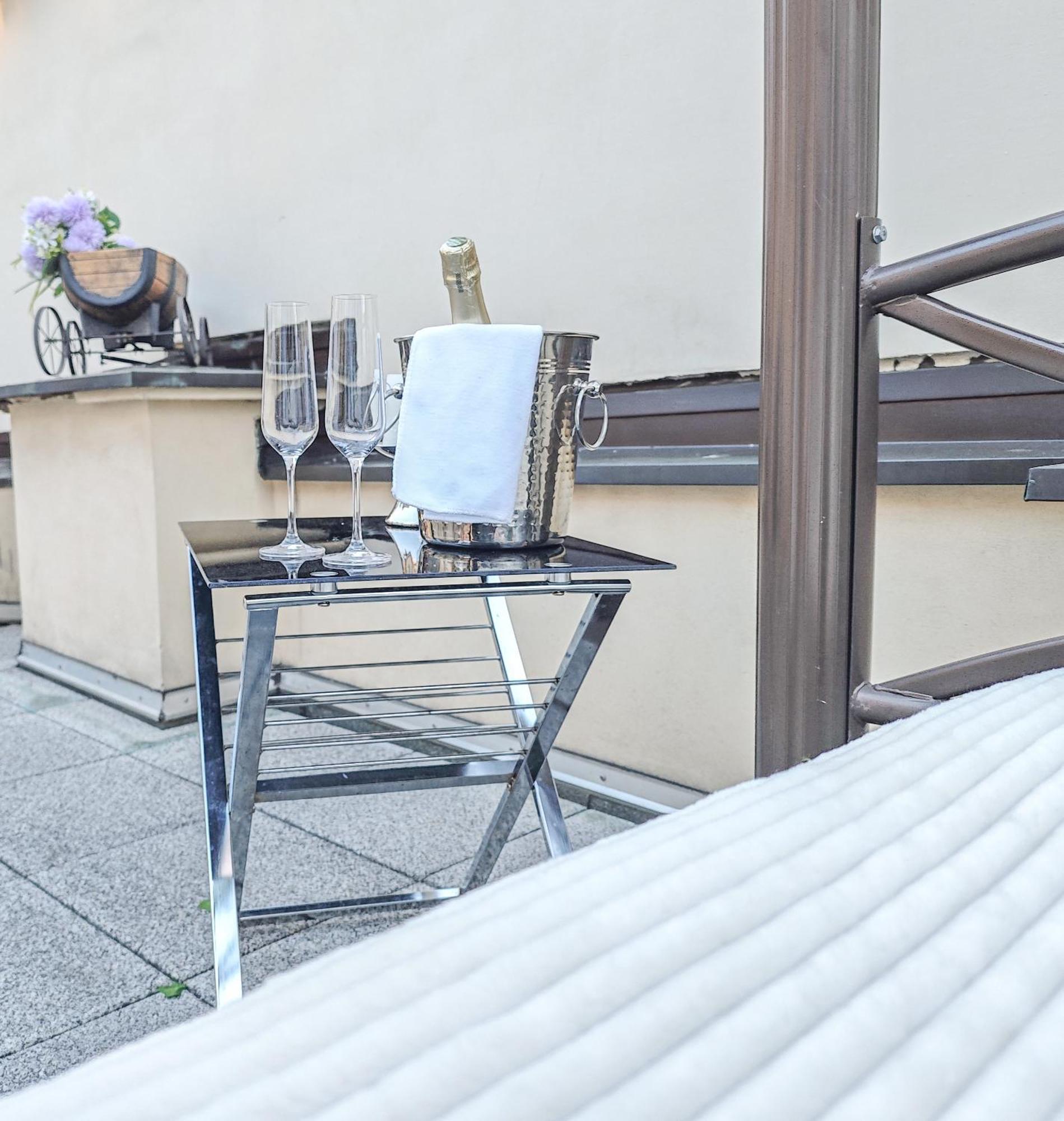 Two Bedroom Villa With Hot-Tub, Terrace And Garden, Wenceslas Square Praag Buitenkant foto